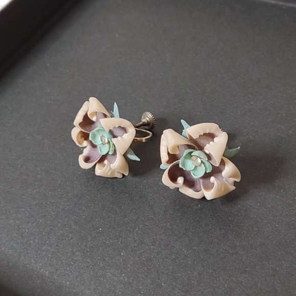 Very Delicate Shell Clip On Earrings - Picture 8 of 9